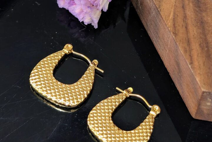 Discover the Warmth of Style: FEELSYHUG Earrings by Mistletoeera